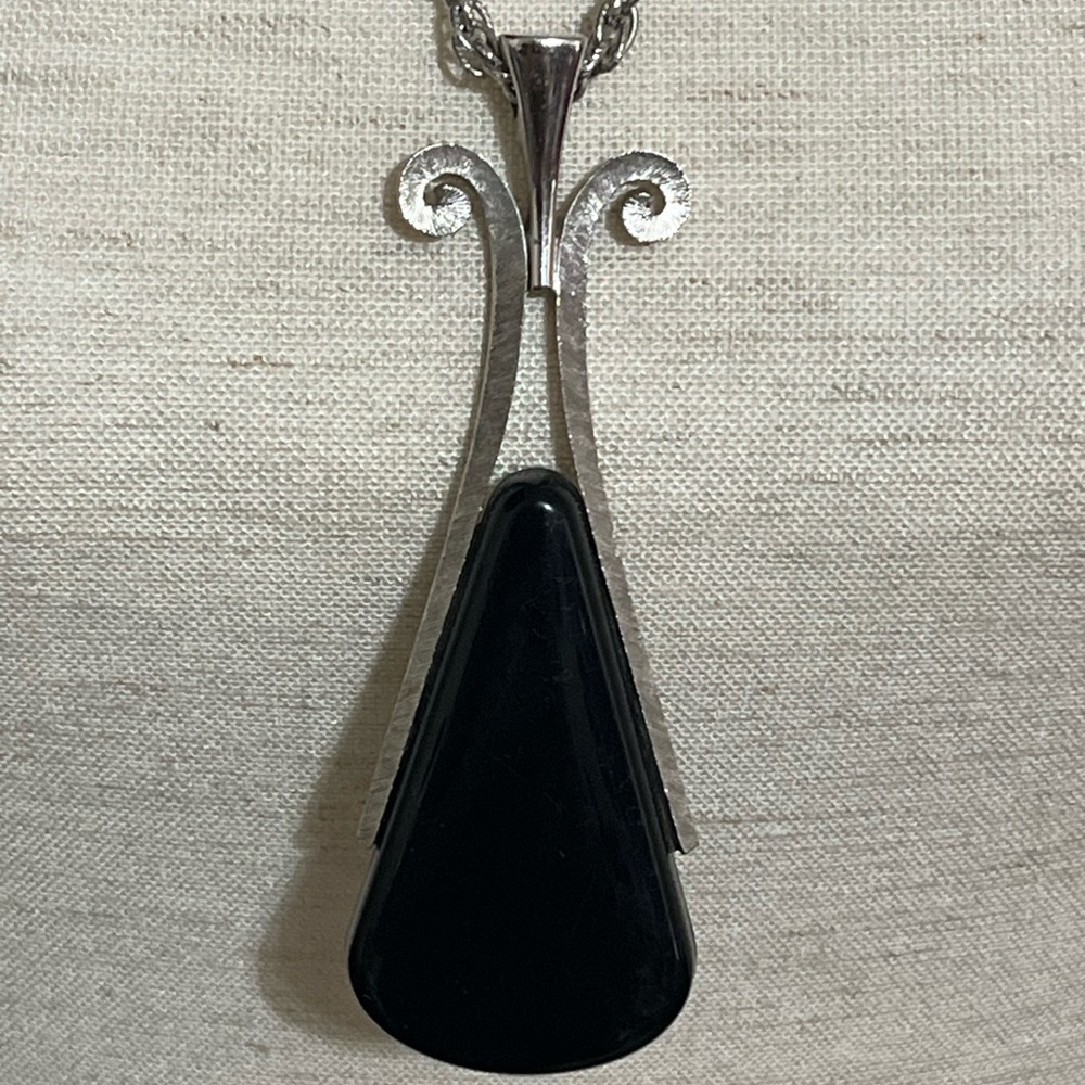 Vintage AVON Egyptian Revival Silver & Black Pendant Necklace - Picture 2 of 7